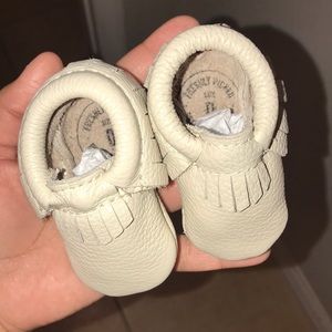 FRESHLY PICKED BABY MOCCASINS